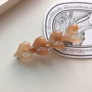 Elegant jelly-texture heart hair clip with amber gradient resin stones in minimalist style