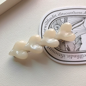 Sweet cream-colored heart hair clip with four-link 3D resin hearts on metal base