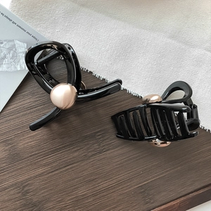 Pinza per capelli nera minimalista con dettaglio tondo oro rosa per styling quotidiano