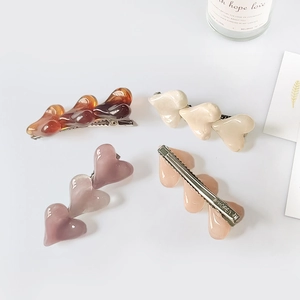 Lot de quatre barrettes à cheveux en résine en forme de cœur au style coréen moderne