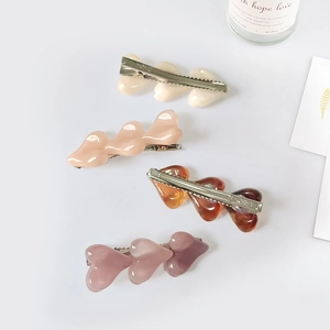 Barrettes à cheveux en forme de cœur en quatre couleurs pastel avec fini acrylique