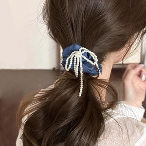 Chouchou en satin bleu marine avec nœud élégant en perles et long pompon pour femme