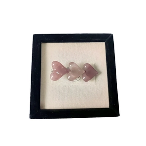 Barrette à cheveux élégante style coréen avec trois cœurs en résine rose sur carte blanche