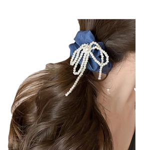 Chouchou élégant en satin bleu marine avec nœud en perles pour coiffure de femmes