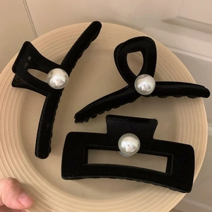 Vintage Elegant Black Velvet Faux Artificial Pearl Hair Claw Clip For Women Large Geometric Shark Clip Hair Styling Accessory Headwear
