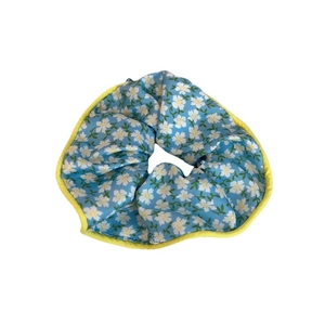 Chouchou floral bleu ciel avec motif marguerites blanches et bordure passepoilée jaune