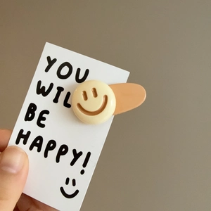 Pince à cheveux mignonne fleur smiley crème et camel sur carte de présentation blanche
