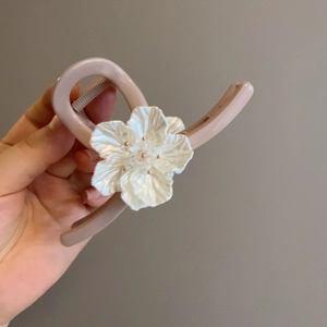 Pinza para el pelo grande y elegante con flor blanca y acabado de nácar suave