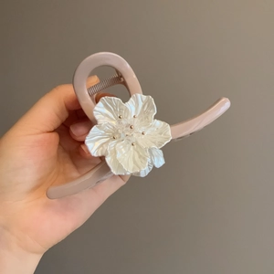 Pinza para el pelo malva con una gran flor blanco perla y detalles de cuentas