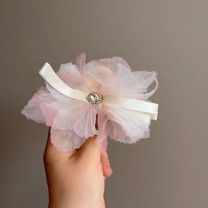 Molla per capelli a fiore con petali in organza rosa e centro in strass elegante
