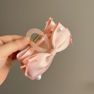 Pinza per capelli a fiocco rosa in seta con perle eleganti per acconciature da donna