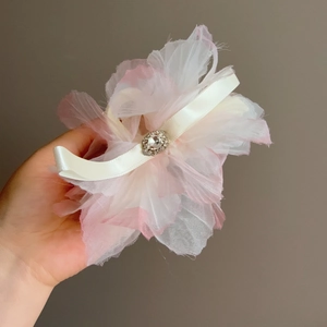 Pinza per capelli a fiori in organza sfumata rosa e bianca con strass e nastro di seta