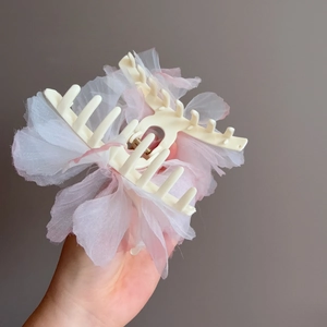 Elegante fermaglio per capelli grande con petali bianco crema e rete sfumata rosa