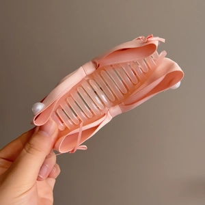Pinza per capelli con fiocco rosa e perle bianche per acconciature eleganti