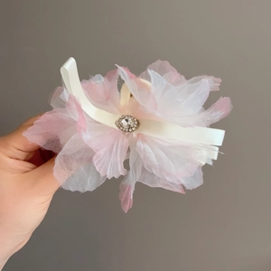 Dettaglio molletta per capelli con fiore in organza rosa e strass in stile vintage