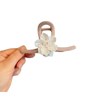 Elegante pinza para el pelo con flores rosa loto y un adorno de flor de perlas