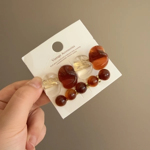 Vintage amber resin hair clip with geometric beads and gold metal base for women