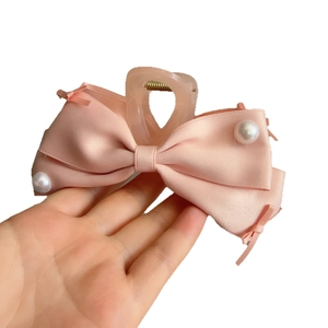 Elegante molletta per capelli in raso rosa con perle finte per accessori donna