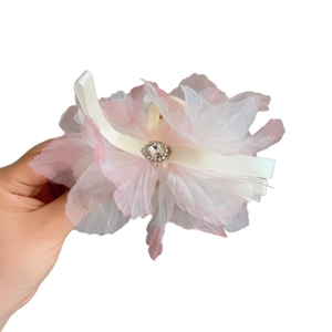 Molla per capelli a fiore in organza rosa con nastro di raso e dettaglio in cristallo