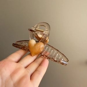 Elegant 13cm amber heart hair claw clip made of resin with gold metal spring for women