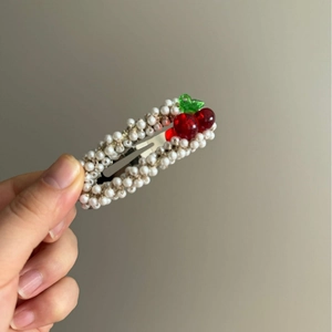 Barrette cerise en perles faite main avec perles blanches et accents rouges sur métal