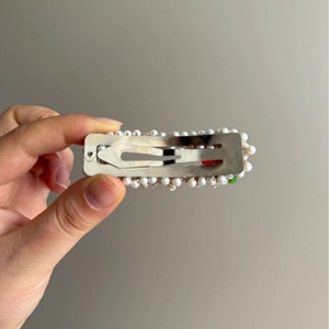 Barrette à cheveux cerise faite main avec perles blanches et design de fruit rouge et vert