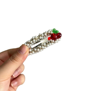 Barrette cerise avec perles blanches et charmes de fruits rouges sur métal
