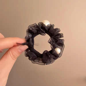 Chouchou élégant en organza noir avec grandes perles d'imitation et dentelle plissée