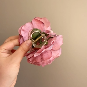 Pince à cheveux fleur de pivoine en soie rose avec ressort doré pour accessoires
