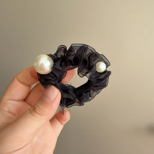 Chouchou élégant en organza noir orné de perles avec design plissé et volants