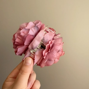 Pince à cheveux fleur de pivoine rose et violette pour coiffure élégante femme