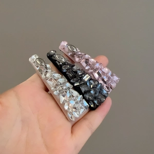 Détail de trois barrettes en strass noir blanc et rose avec gravure love élégante
