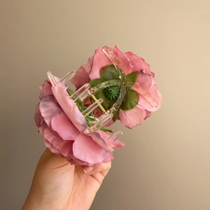 Pince à cheveux avec grandes pivoines roses en tissu pour des coiffures élégantes