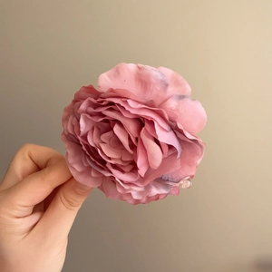 Détail d'une pince à cheveux avec fleur de pivoine en soie rose et violette