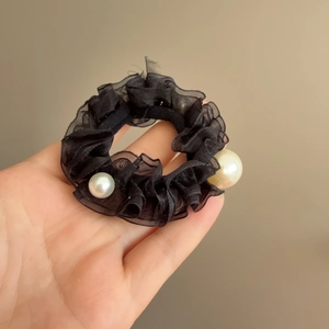 Chouchou élégant en organza noir avec bords en dentelle et perles blanches raffinées