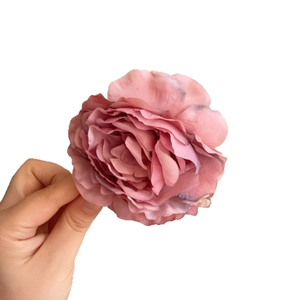 Pince à cheveux vintage avec pivoine en soie rose poudré aux pétales réalistes
