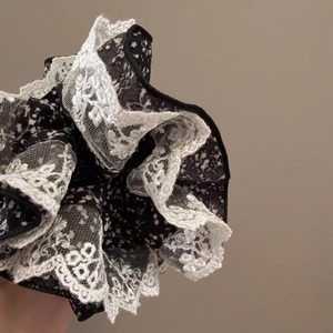 Chouchou floral noir multicouche vintage avec bords en dentelle blanche délicate pour femmes