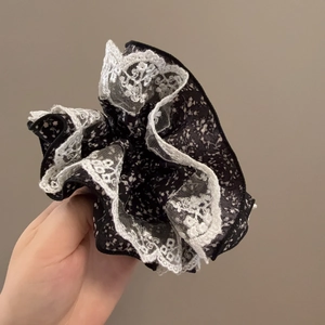 Chouchou rétro élégant à motif floral noir avec bordures en dentelle blanche