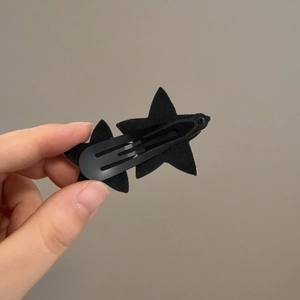 Barrettes étoile noires pour enfants avec design mignon sur pince clic-clac métal