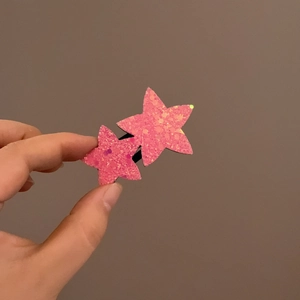 Barrettes à cheveux rose pailletées en forme d'étoile double pour enfants à la main