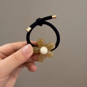 Élastique à cheveux fleur avec pétales en résine jaune, perle et détails dorés