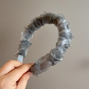 Silbergraues Stirnband aus Organza mit Falten-Design und feinem Kristall-Besatz