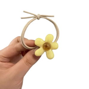 Élastique à cheveux fleur jaune pastel avec perle centrale et nœud papillon