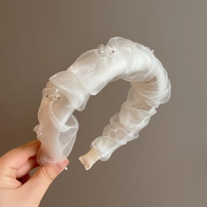Eleganter weißer plissierter Organza-Haarreif mit funkelnden Perlen für hohes Kopfprofil