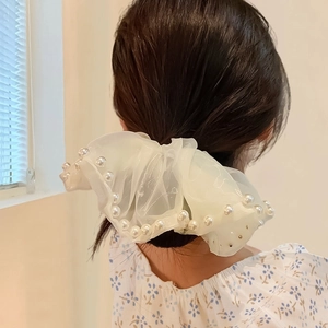 Chouchou géant en résille blanche avec perles pour femmes porté en queue de cheval