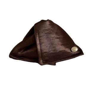 Pince à cheveux en satin marron foncé avec étiquette en métal et gravure inspirante