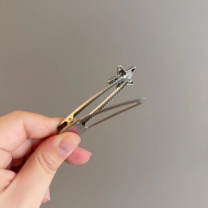 Pince à cheveux étoile en métal argenté style y2k avec design minimaliste chic