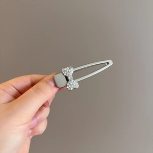 Barrette à cheveux Y2K argentée en forme de nœud avec strass brillants à la main