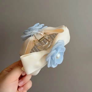 Pince à cheveux élégante avec nœud en maille, fleurs et perles pour chignons