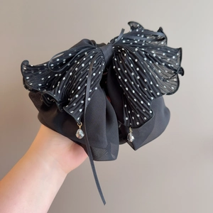 Eleganter Polka-Dot Chiffon Haarclip mit Kristallanhängern und plissierter Textur